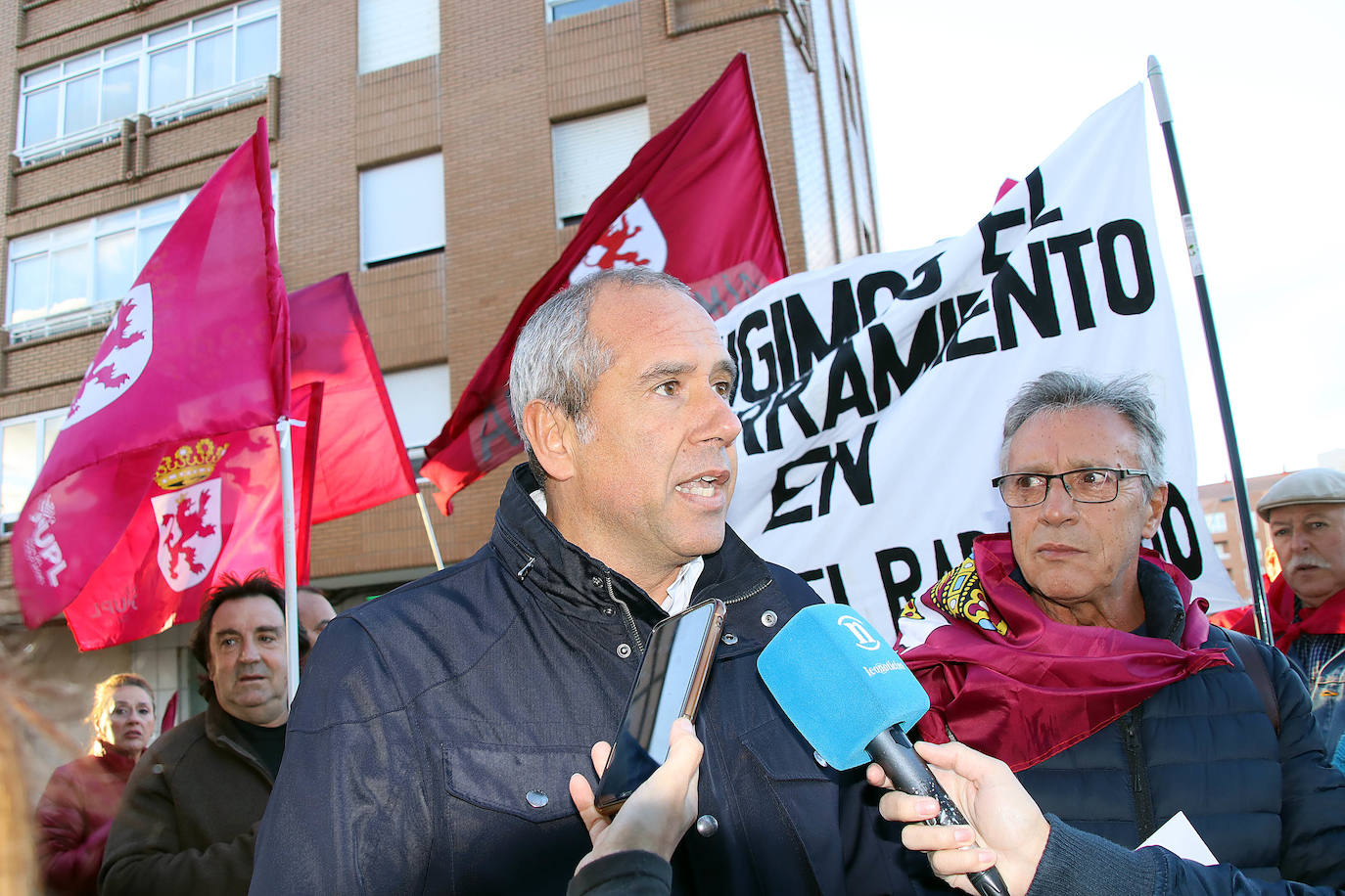 Medio centenar de personas participan en la movilización del partido leonesita que demanda que el tren vaya «bajo tierra» y las personas «sobre ella»