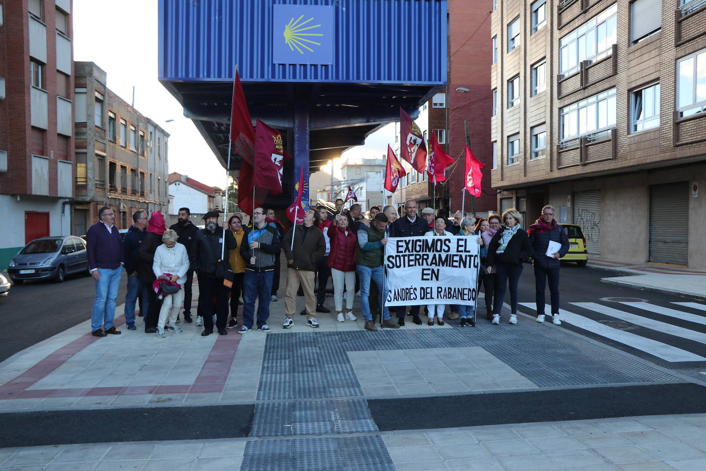 Medio centenar de personas participan en la movilización del partido leonesita que demanda que el tren vaya «bajo tierra» y las personas «sobre ella»