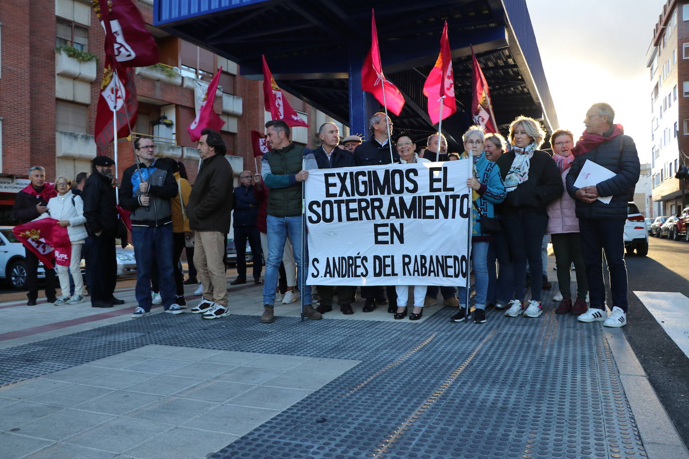 Medio centenar de personas participan en la movilización del partido leonesita que demanda que el tren vaya «bajo tierra» y las personas «sobre ella»