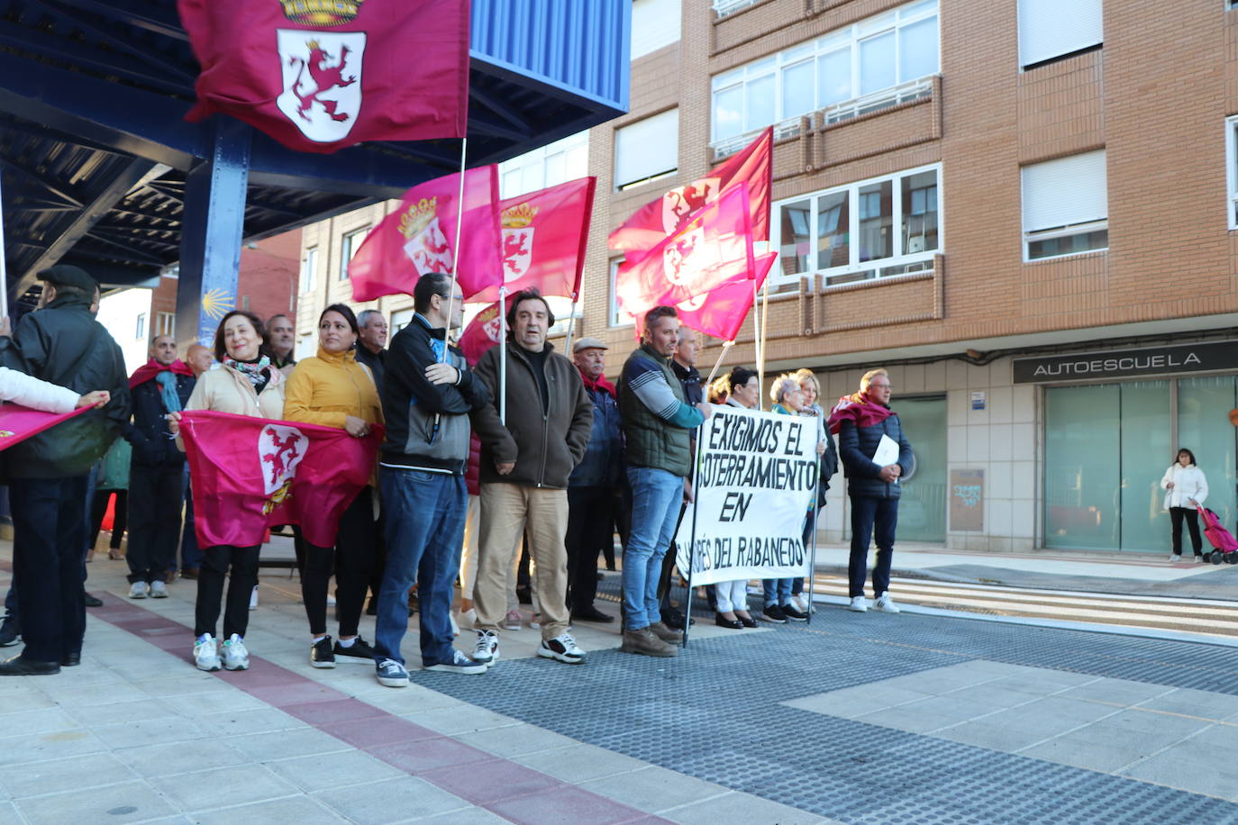Medio centenar de personas participan en la movilización del partido leonesita que demanda que el tren vaya «bajo tierra» y las personas «sobre ella»