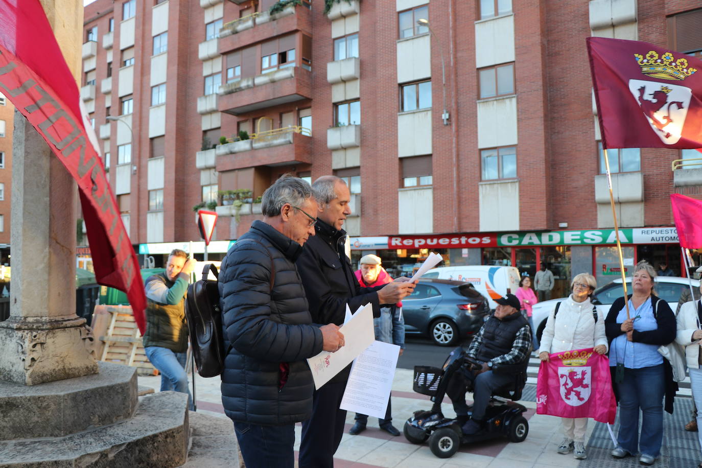 Medio centenar de personas participan en la movilización del partido leonesita que demanda que el tren vaya «bajo tierra» y las personas «sobre ella»