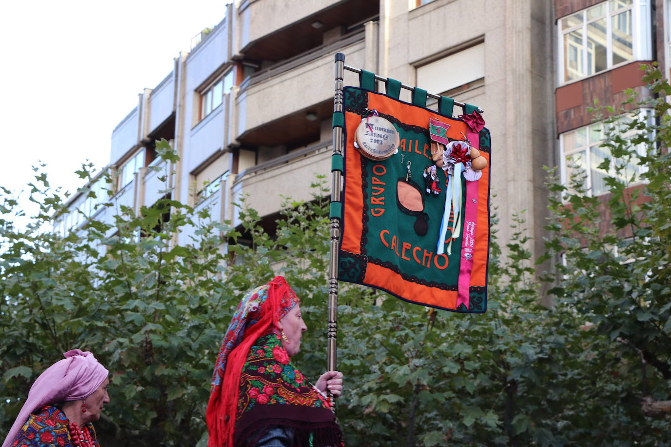 Los grupos tradicionales 'Calecho' y 'Acedera' amenizando a los leoneses con sus bailes tradicionales por San Froilán. 