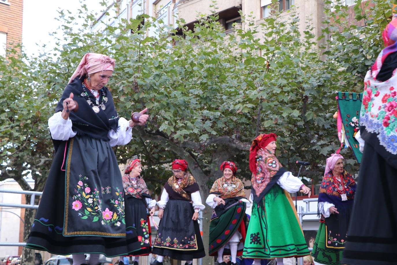 Los grupos tradicionales 'Calecho' y 'Acedera' amenizando a los leoneses con sus bailes tradicionales por San Froilán. 