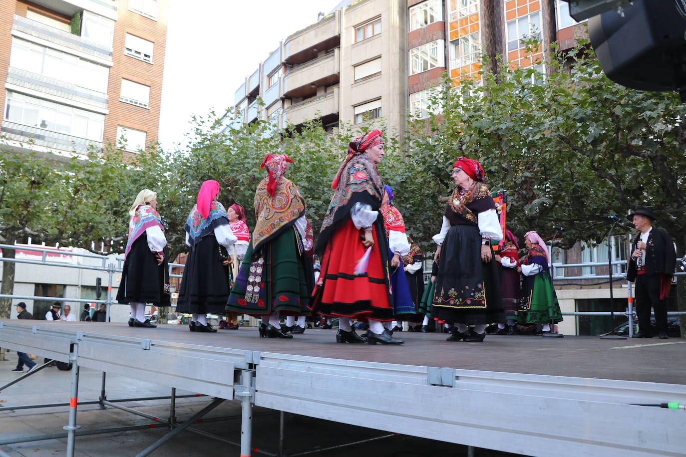 Los grupos tradicionales 'Calecho' y 'Acedera' amenizando a los leoneses con sus bailes tradicionales por San Froilán. 