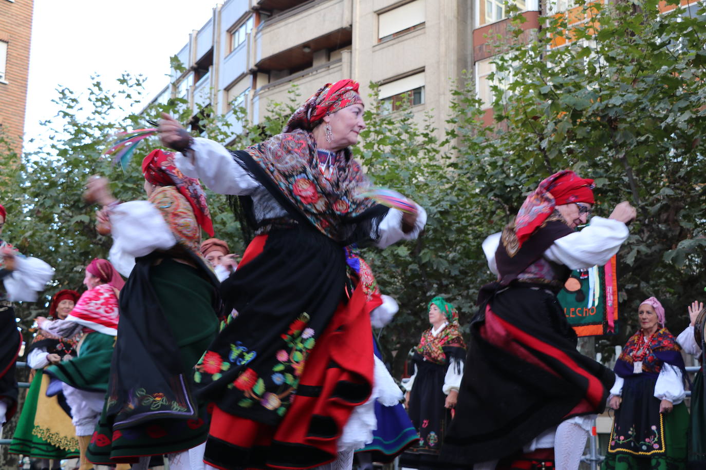 Los grupos tradicionales 'Calecho' y 'Acedera' amenizando a los leoneses con sus bailes tradicionales por San Froilán. 