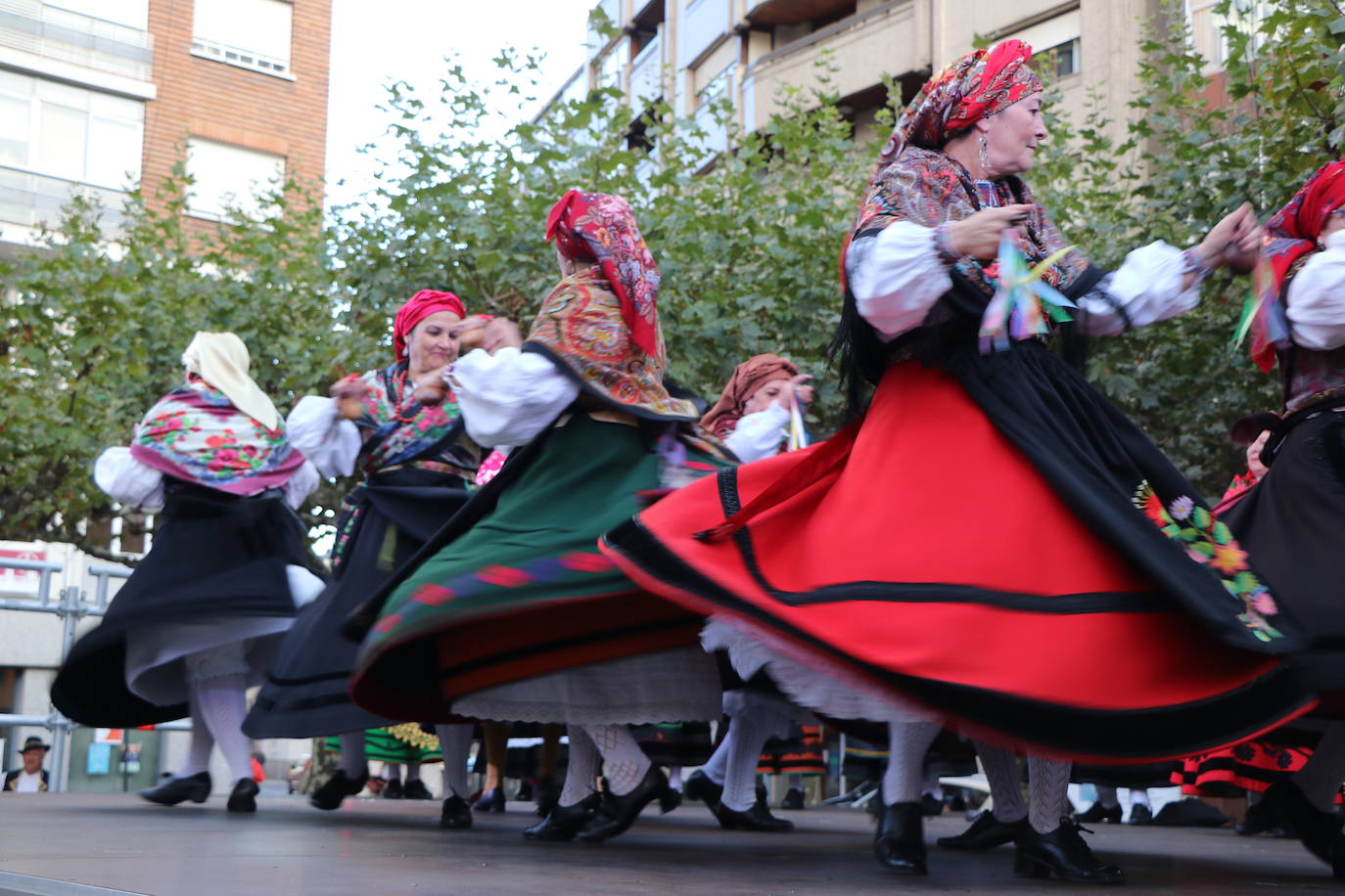 Los grupos tradicionales 'Calecho' y 'Acedera' amenizando a los leoneses con sus bailes tradicionales por San Froilán. 