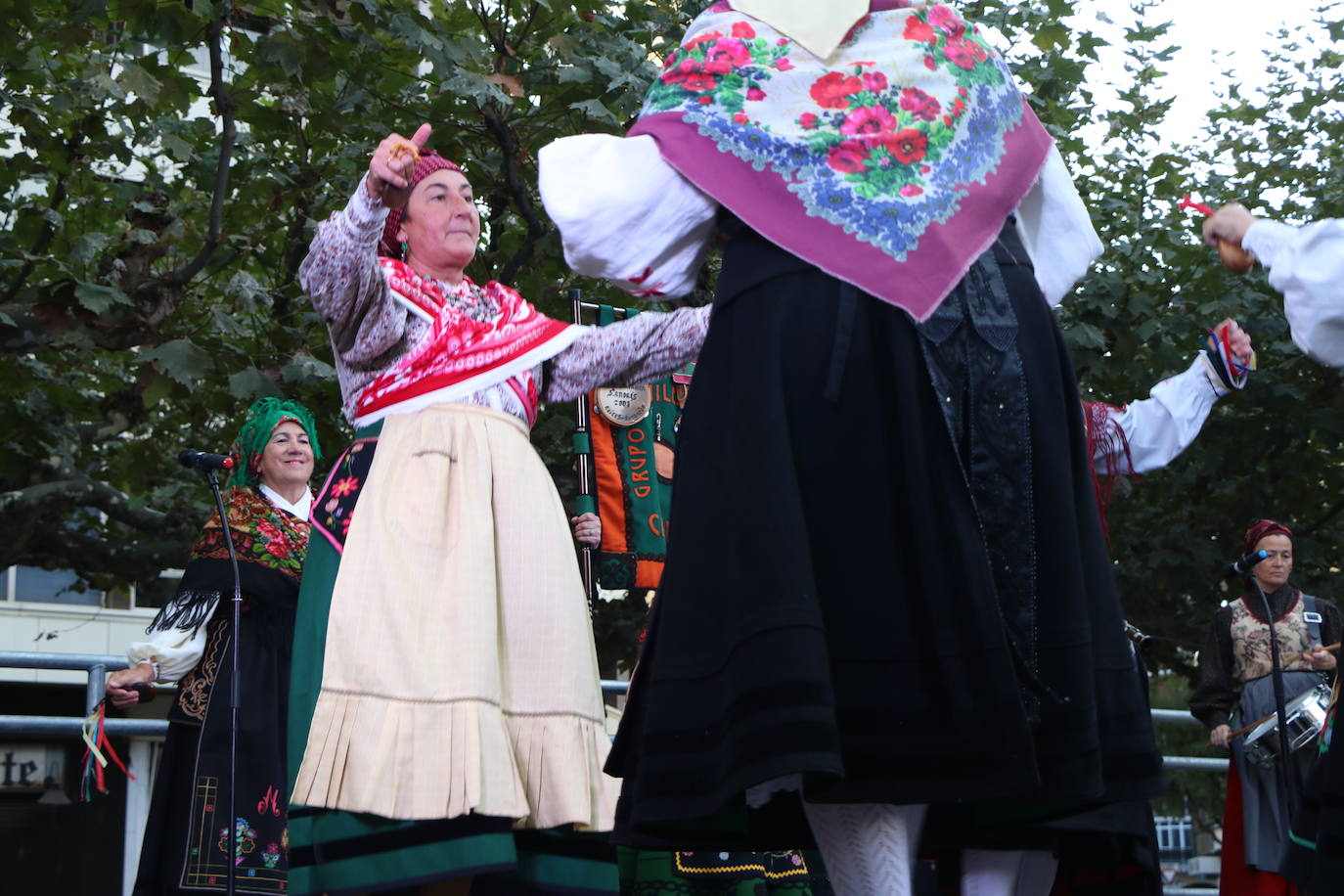 Los grupos tradicionales 'Calecho' y 'Acedera' amenizando a los leoneses con sus bailes tradicionales por San Froilán. 