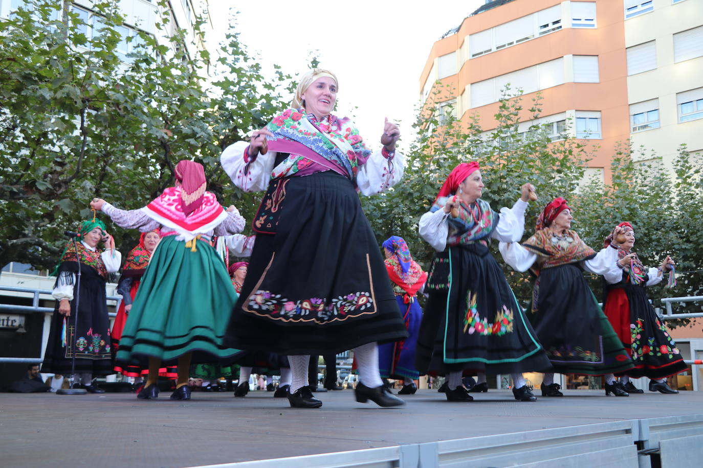 Los grupos tradicionales 'Calecho' y 'Acedera' amenizando a los leoneses con sus bailes tradicionales por San Froilán. 