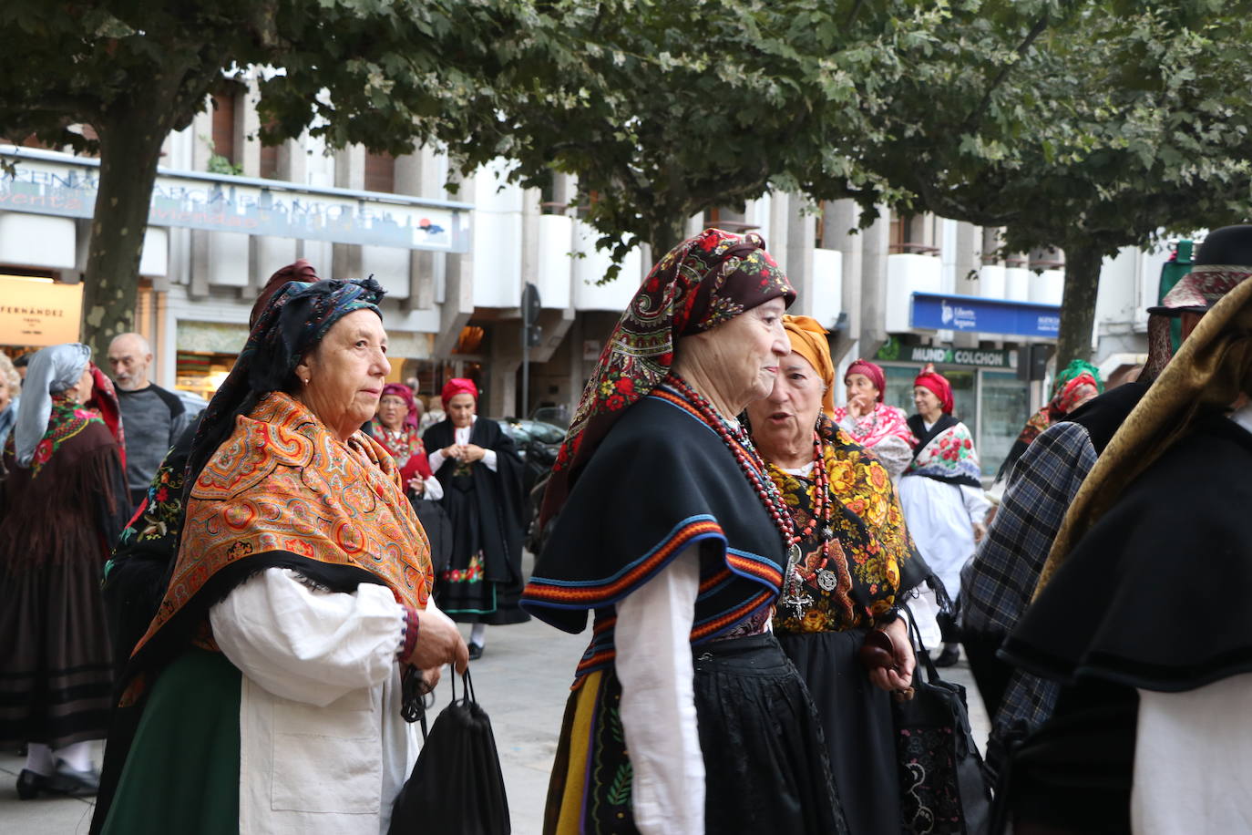 Los grupos tradicionales 'Calecho' y 'Acedera' amenizando a los leoneses con sus bailes tradicionales por San Froilán. 