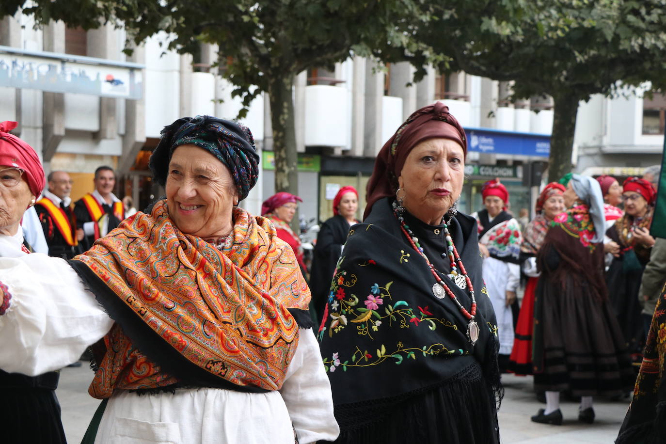 Los grupos tradicionales 'Calecho' y 'Acedera' amenizando a los leoneses con sus bailes tradicionales por San Froilán. 