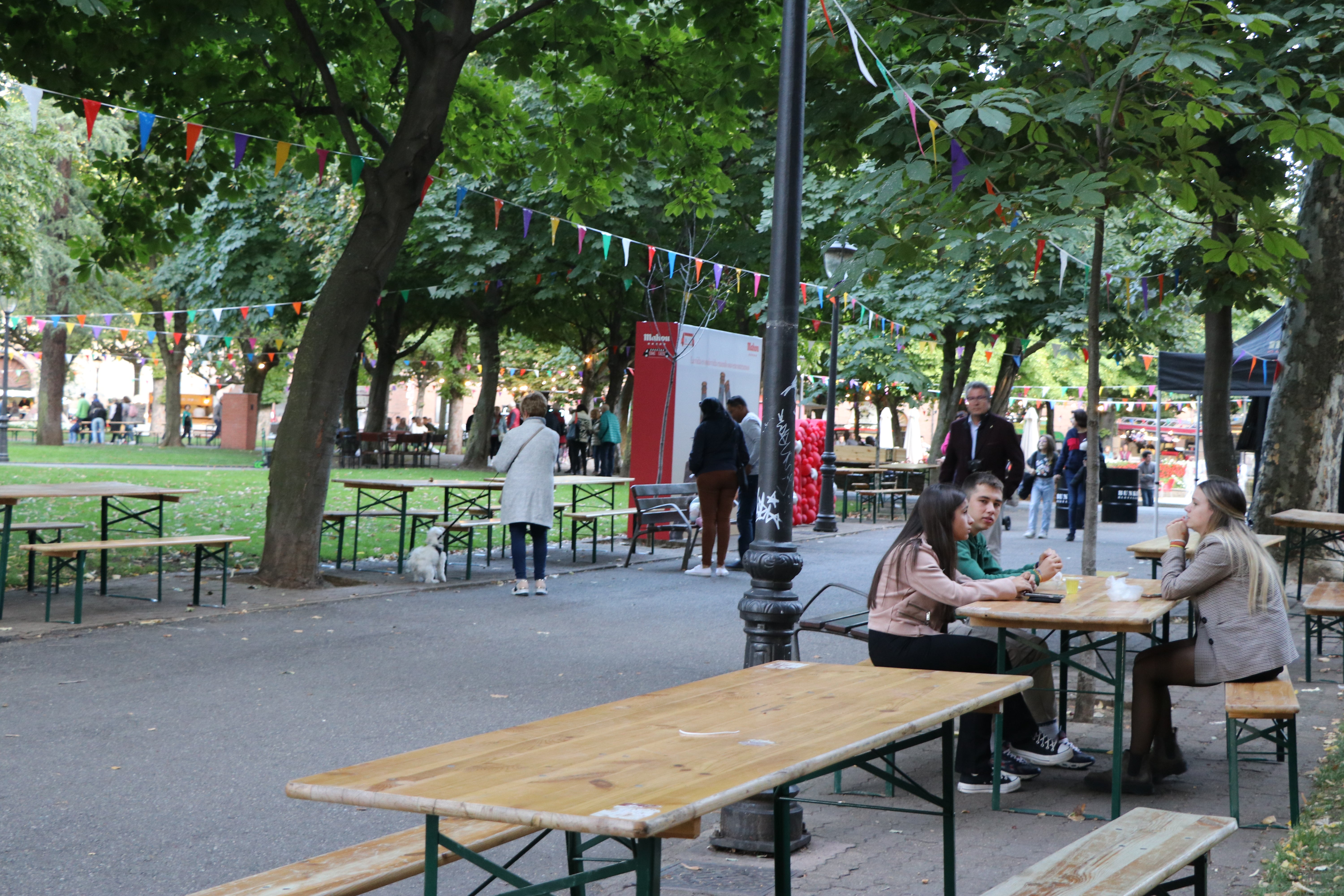 El 'Come y Calle' abre sus puertas en el Parque de San Francisco. 