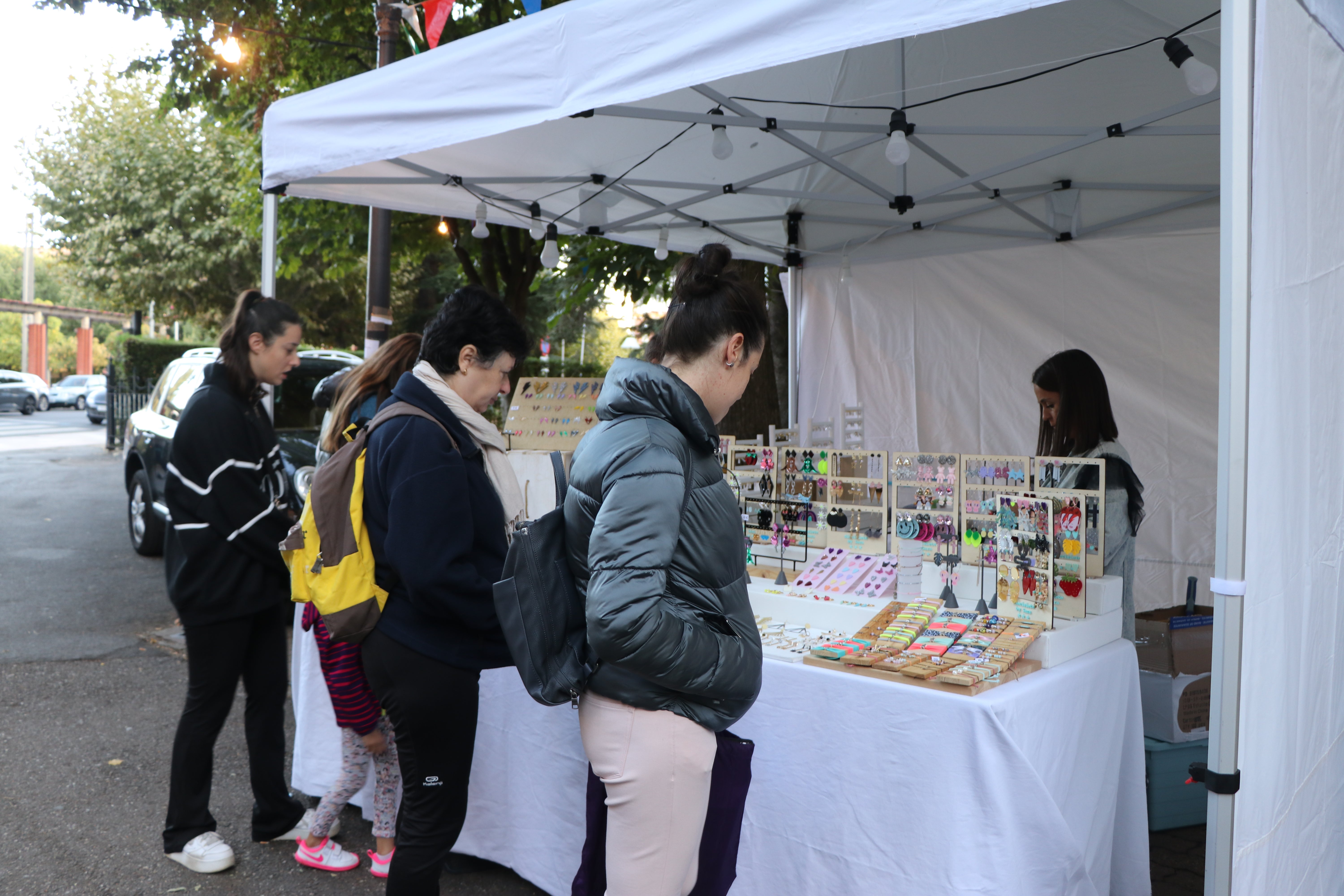 El 'Come y Calle' abre sus puertas en el Parque de San Francisco. 