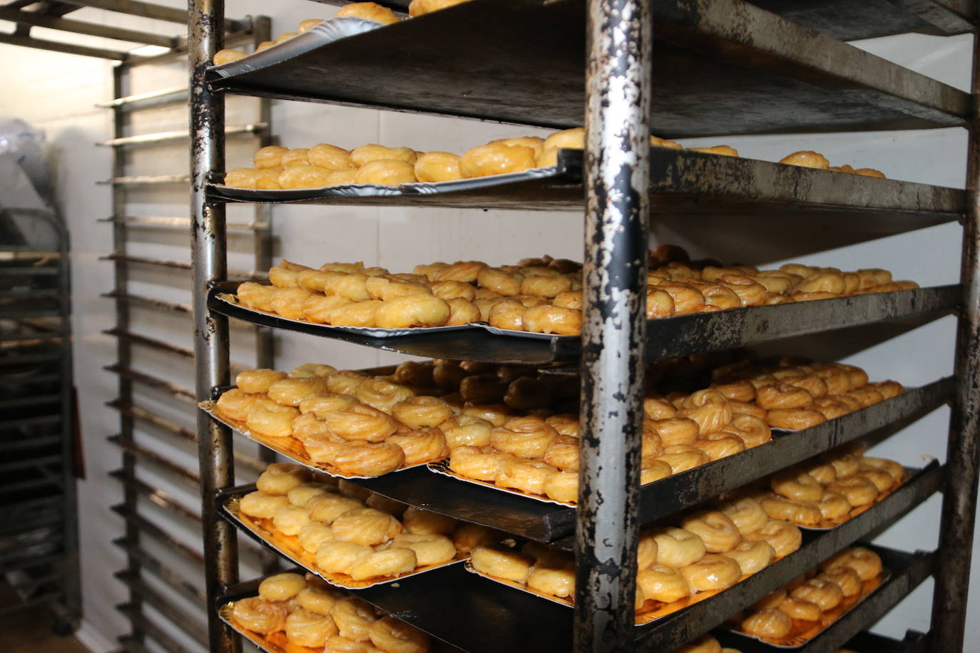 El proceso de elaboración de las típicas rosquillas de San Froilán. 