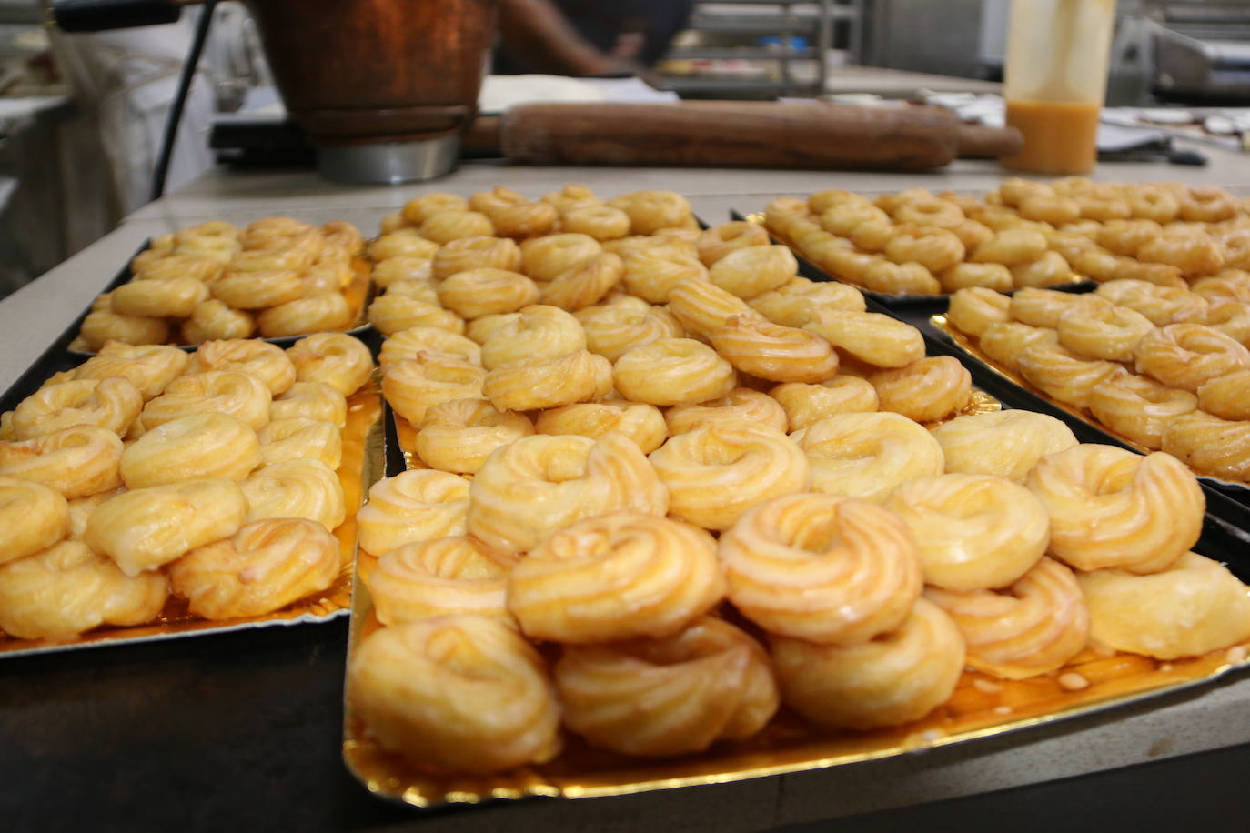 El proceso de elaboración de las típicas rosquillas de San Froilán. 