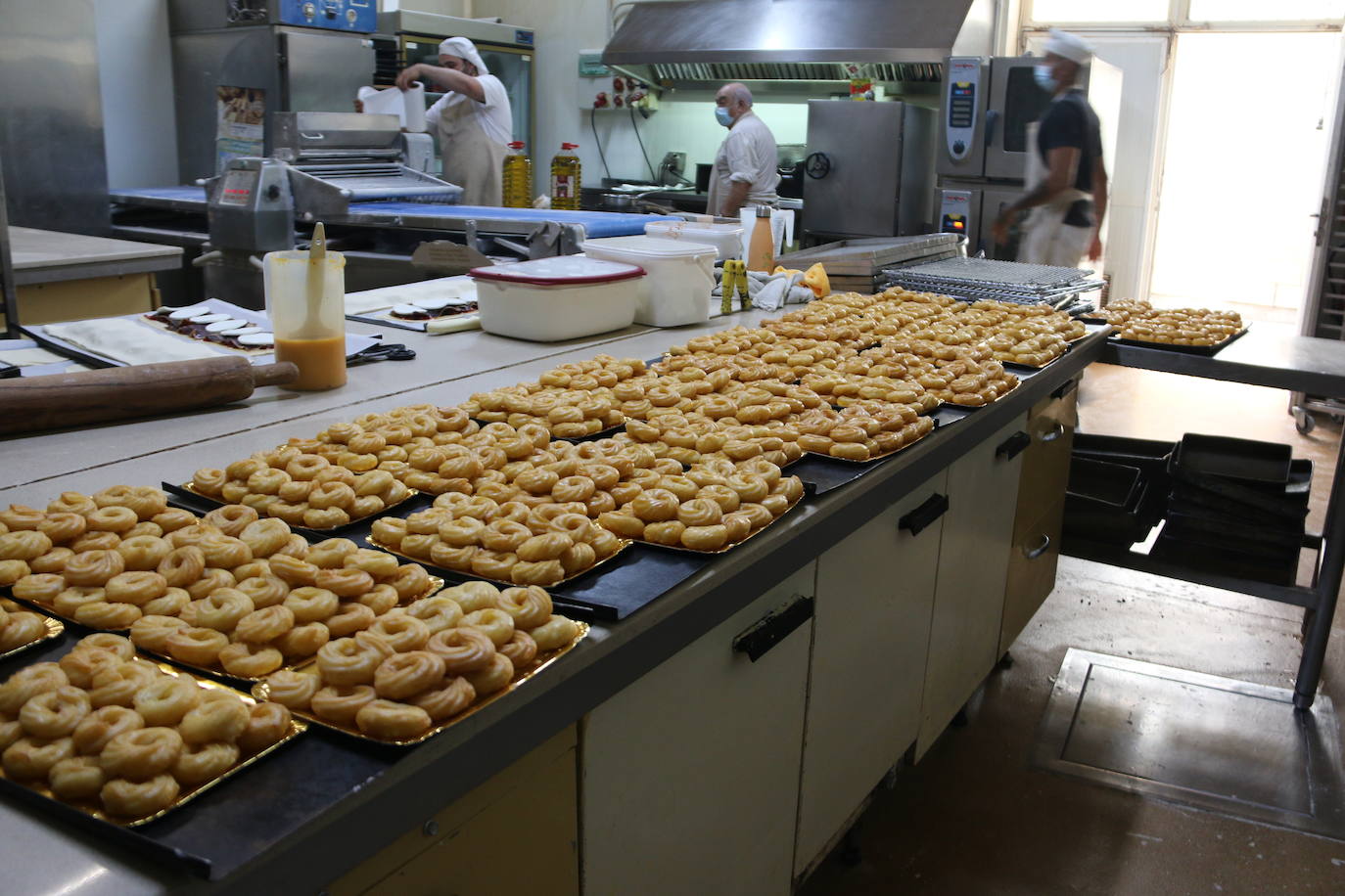 El proceso de elaboración de las típicas rosquillas de San Froilán. 