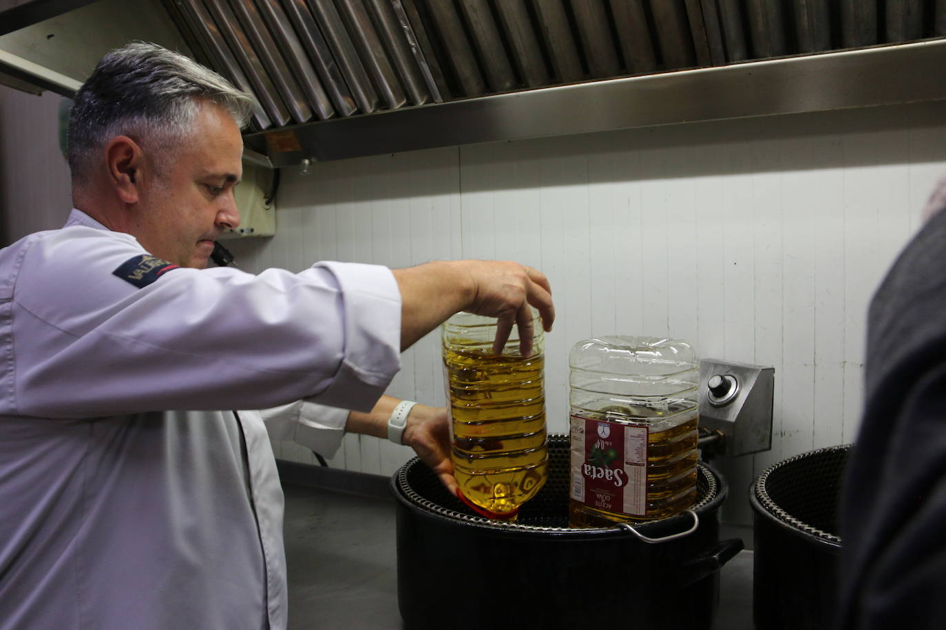 El proceso de elaboración de las típicas rosquillas de San Froilán. 