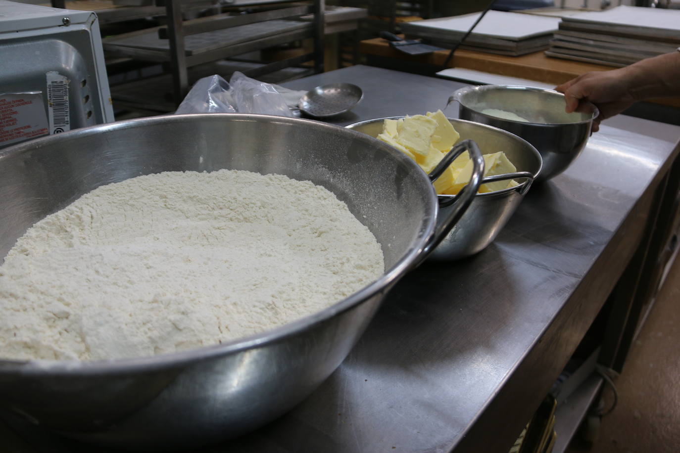 El proceso de elaboración de las típicas rosquillas de San Froilán. 