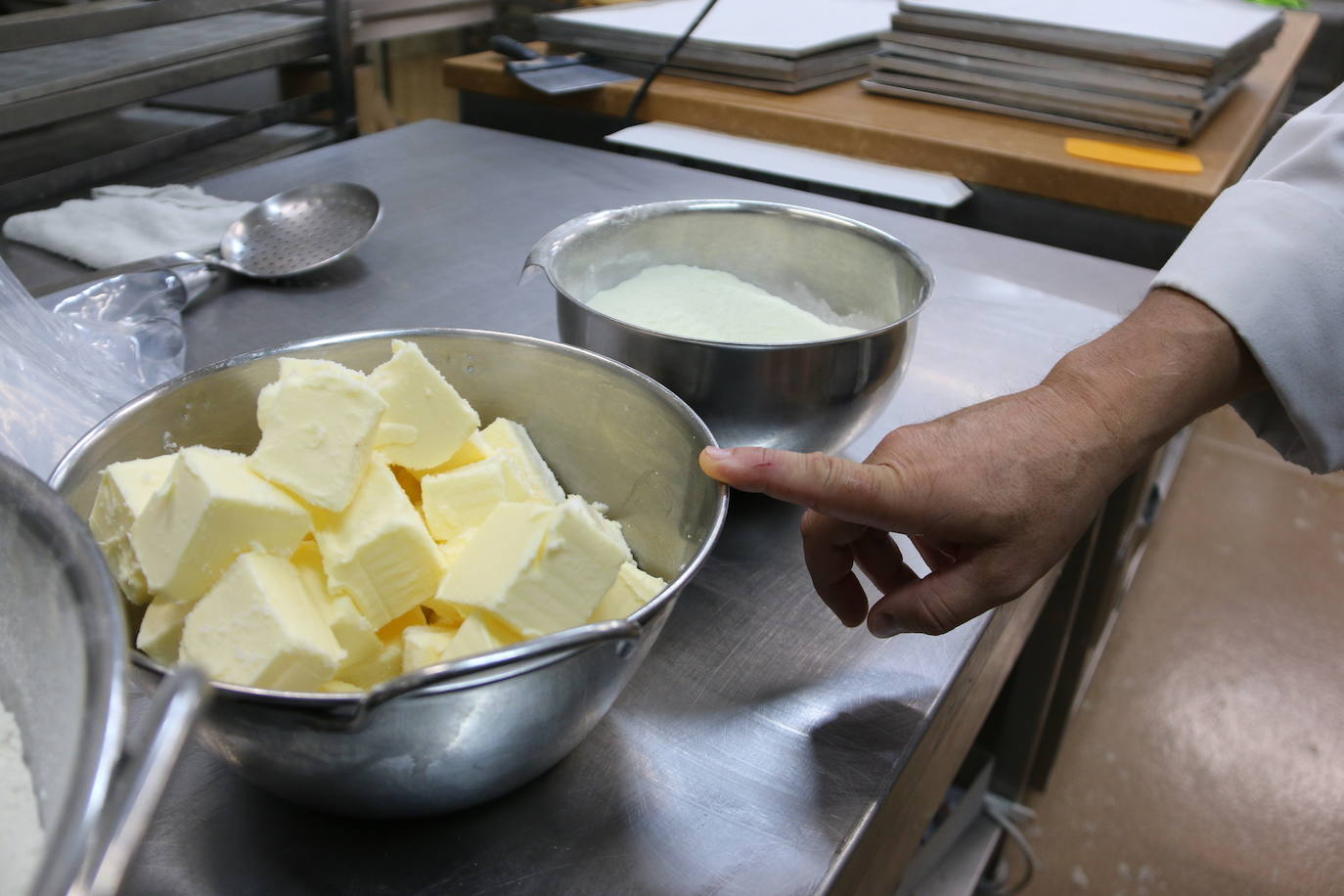 El proceso de elaboración de las típicas rosquillas de San Froilán. 