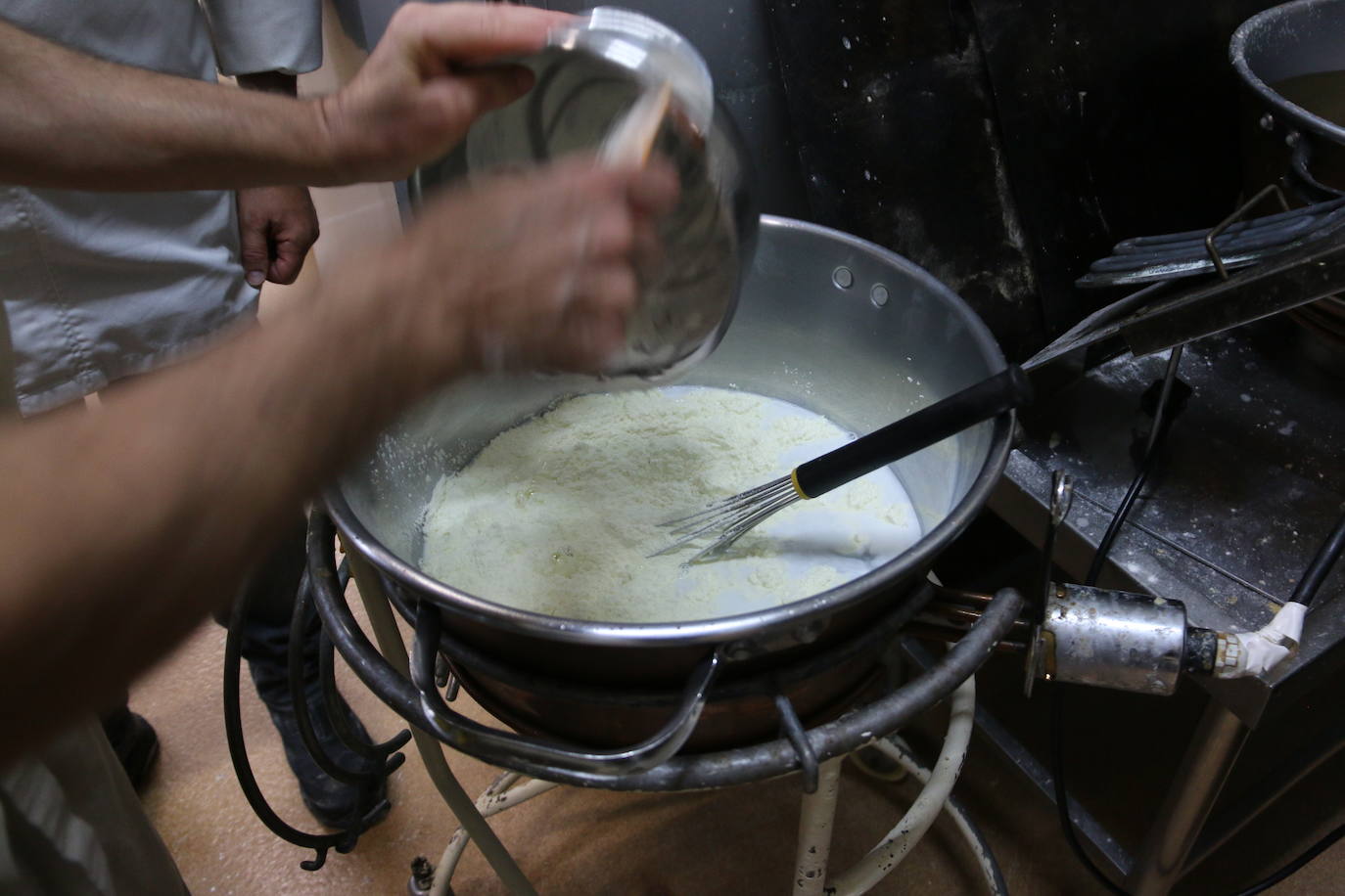 El proceso de elaboración de las típicas rosquillas de San Froilán. 