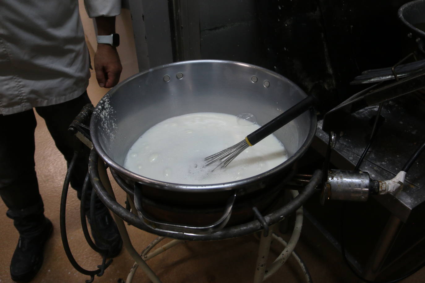 El proceso de elaboración de las típicas rosquillas de San Froilán. 