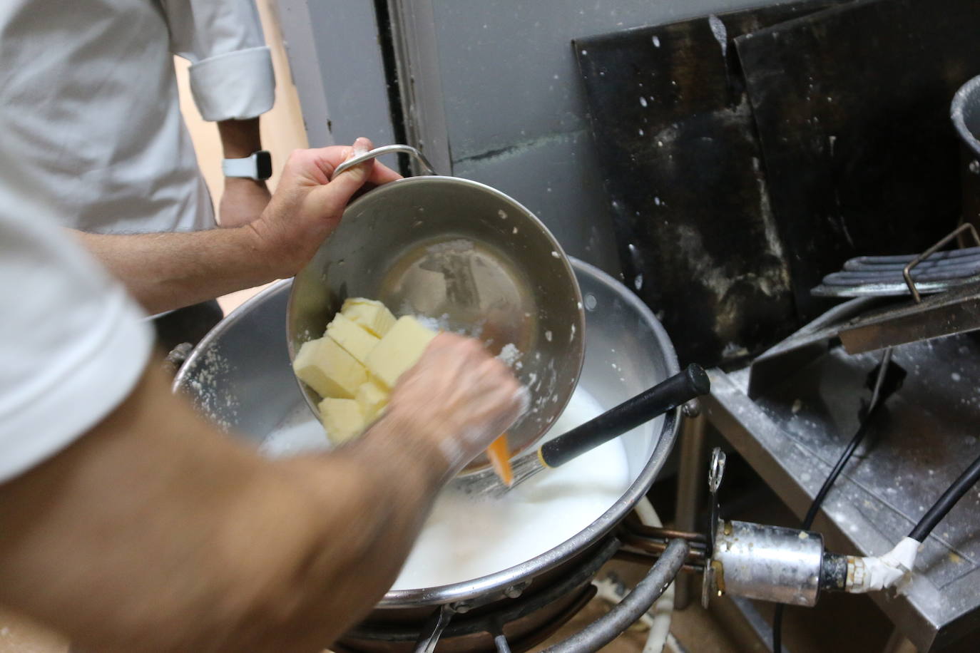 El proceso de elaboración de las típicas rosquillas de San Froilán. 