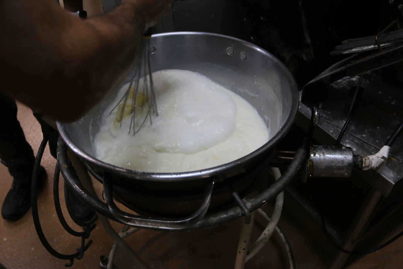 El proceso de elaboración de las típicas rosquillas de San Froilán. 