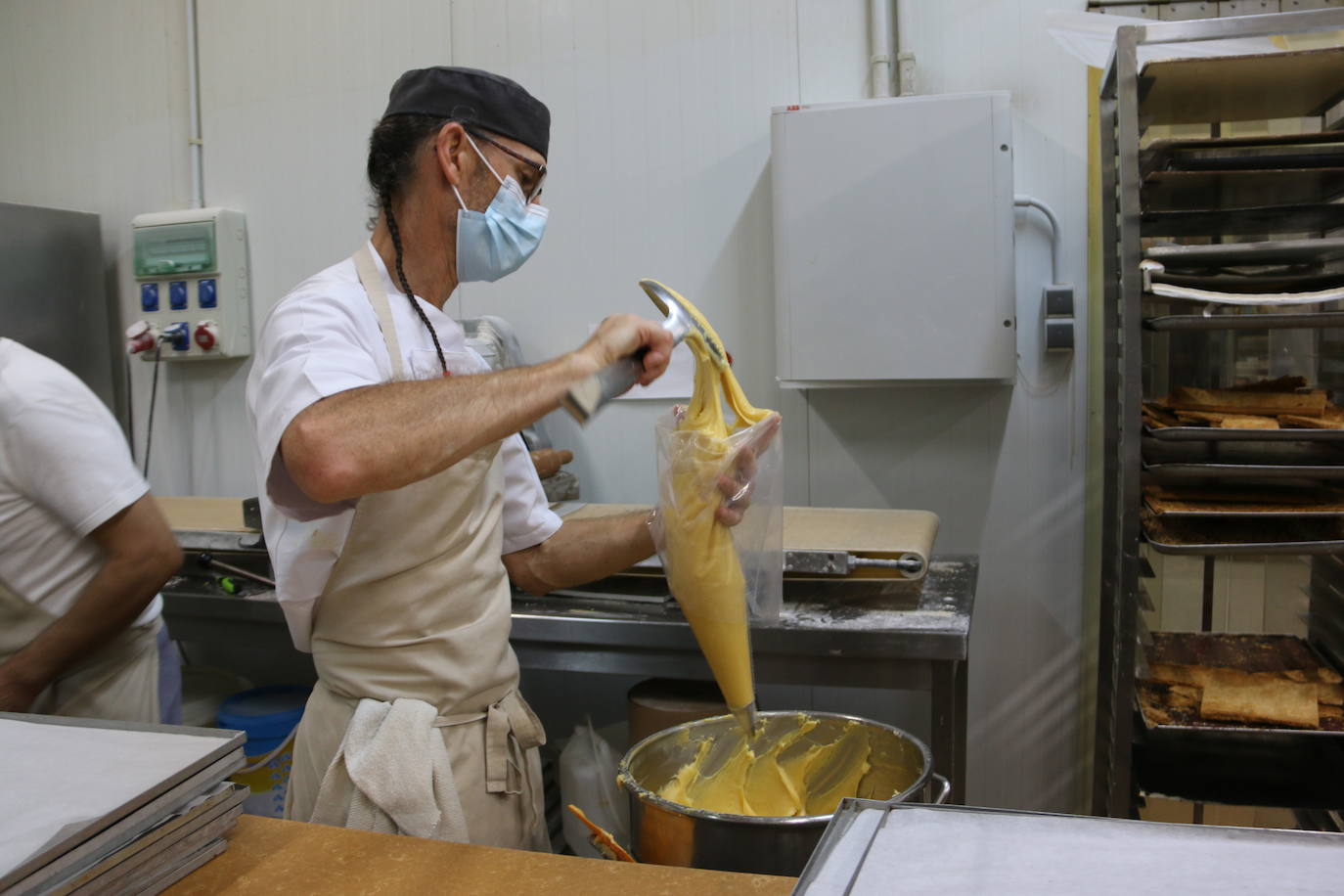 El proceso de elaboración de las típicas rosquillas de San Froilán. 