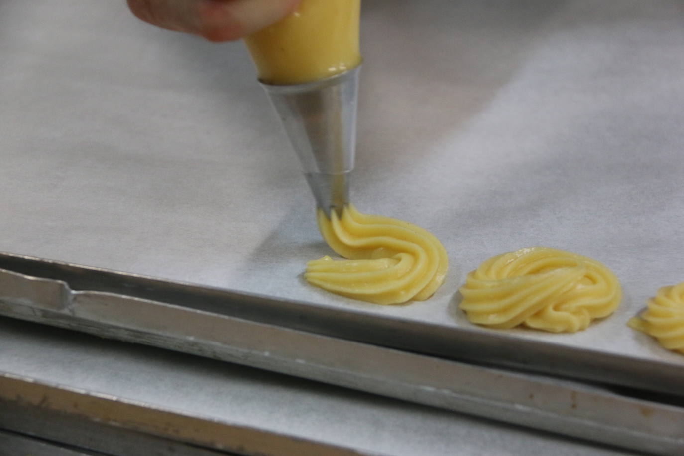 El proceso de elaboración de las típicas rosquillas de San Froilán. 