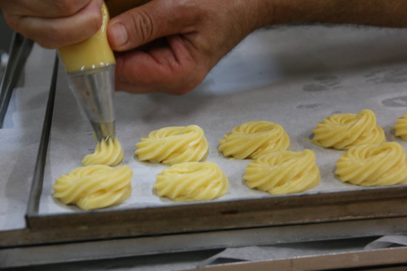 El proceso de elaboración de las típicas rosquillas de San Froilán. 