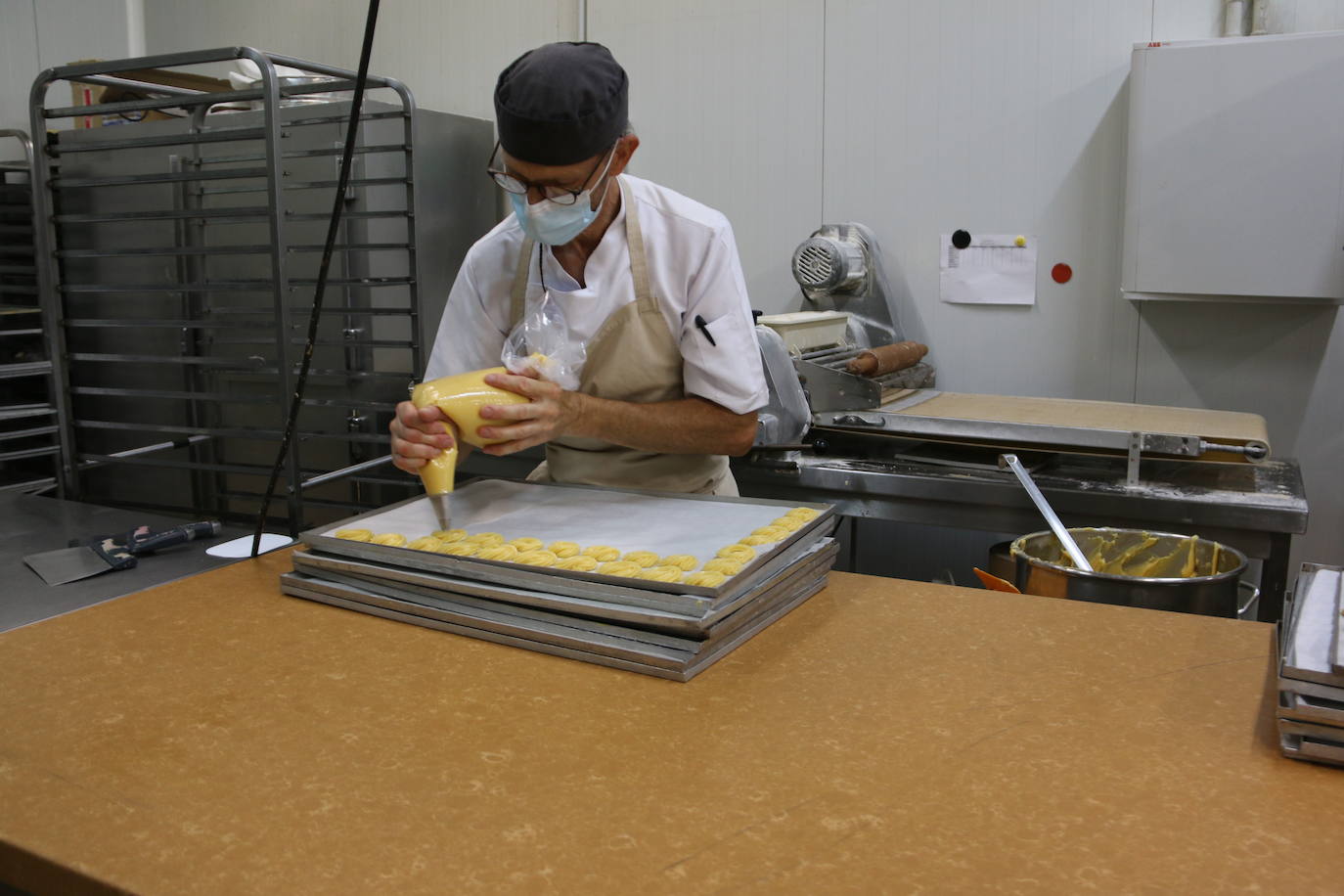 El proceso de elaboración de las típicas rosquillas de San Froilán. 