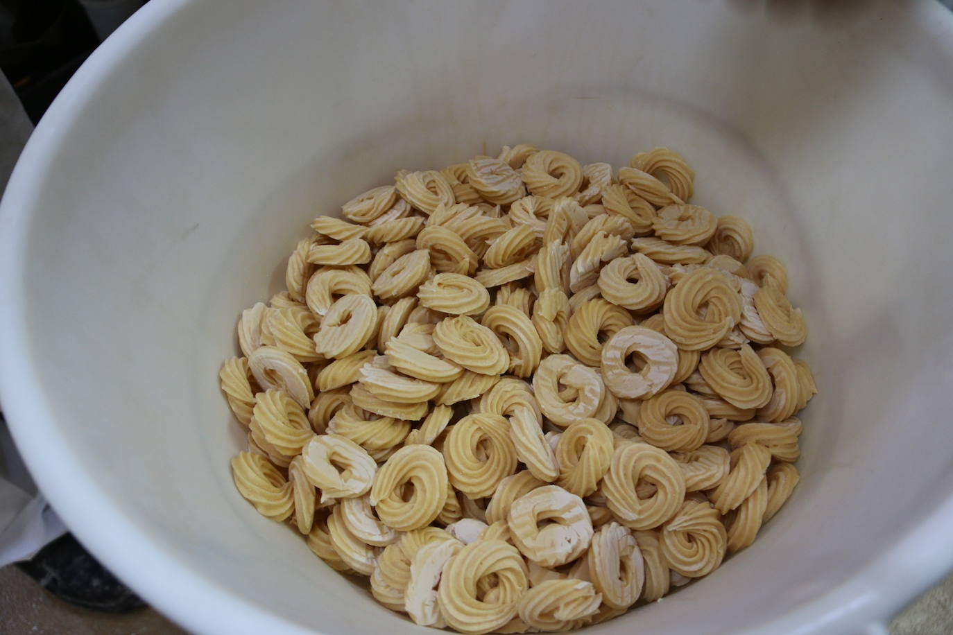 El proceso de elaboración de las típicas rosquillas de San Froilán. 