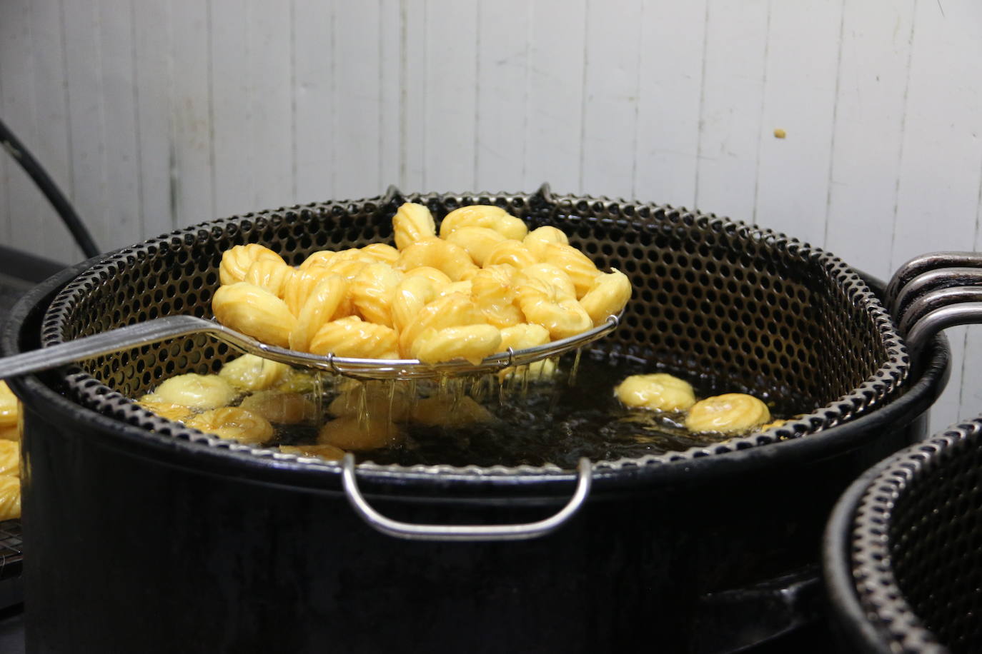 El proceso de elaboración de las típicas rosquillas de San Froilán. 