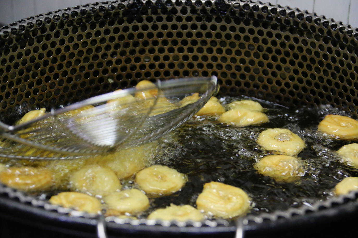 El proceso de elaboración de las típicas rosquillas de San Froilán. 