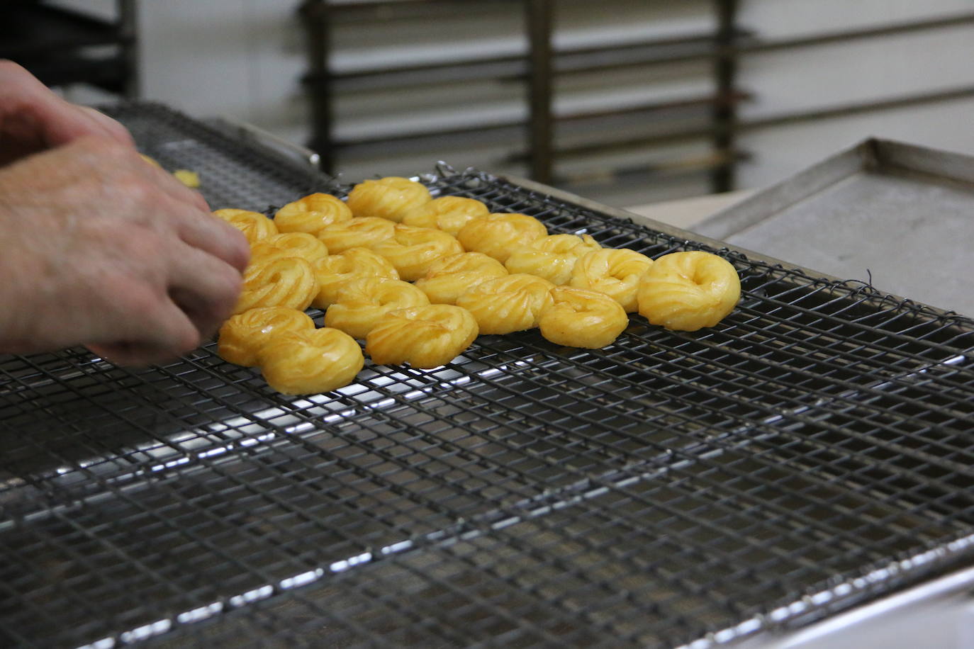 El proceso de elaboración de las típicas rosquillas de San Froilán. 