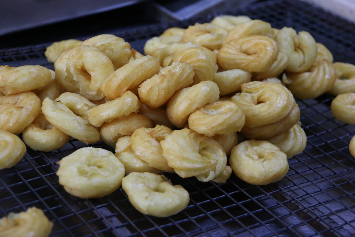 El proceso de elaboración de las típicas rosquillas de San Froilán. 