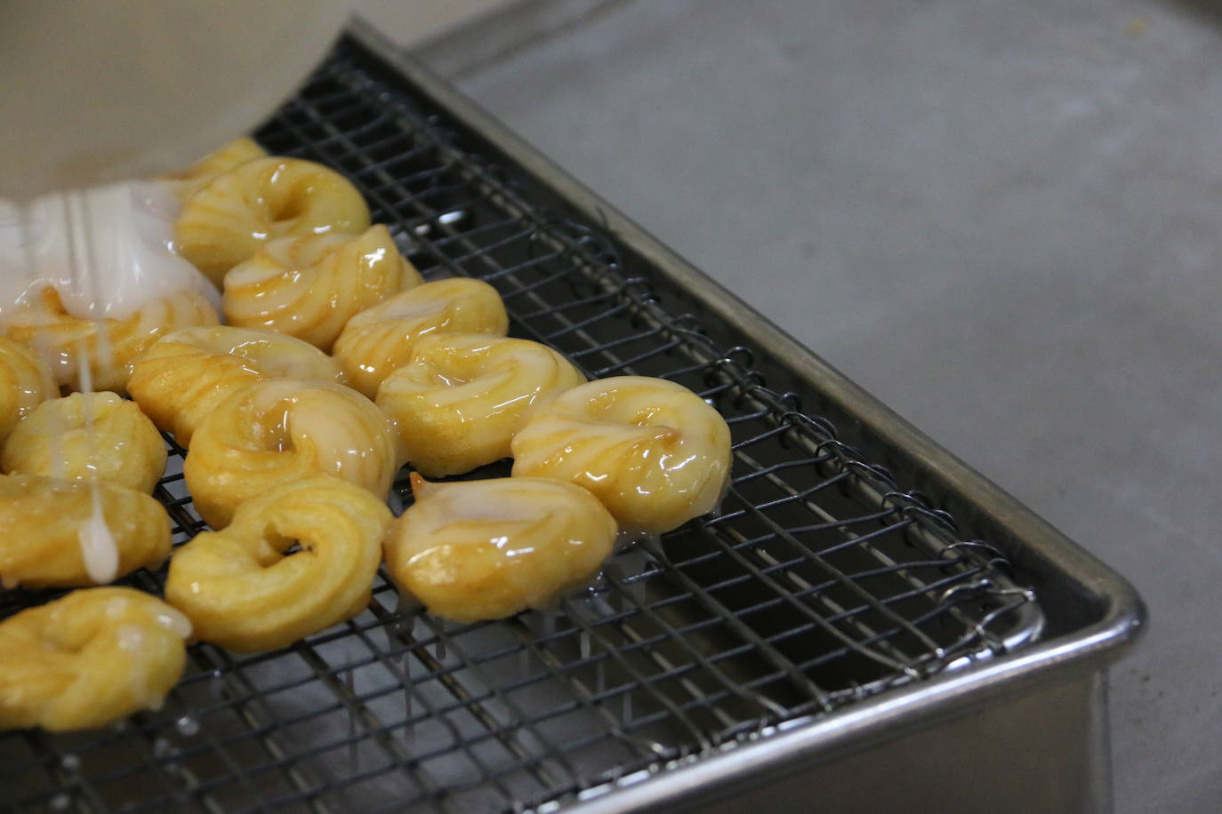 El proceso de elaboración de las típicas rosquillas de San Froilán. 