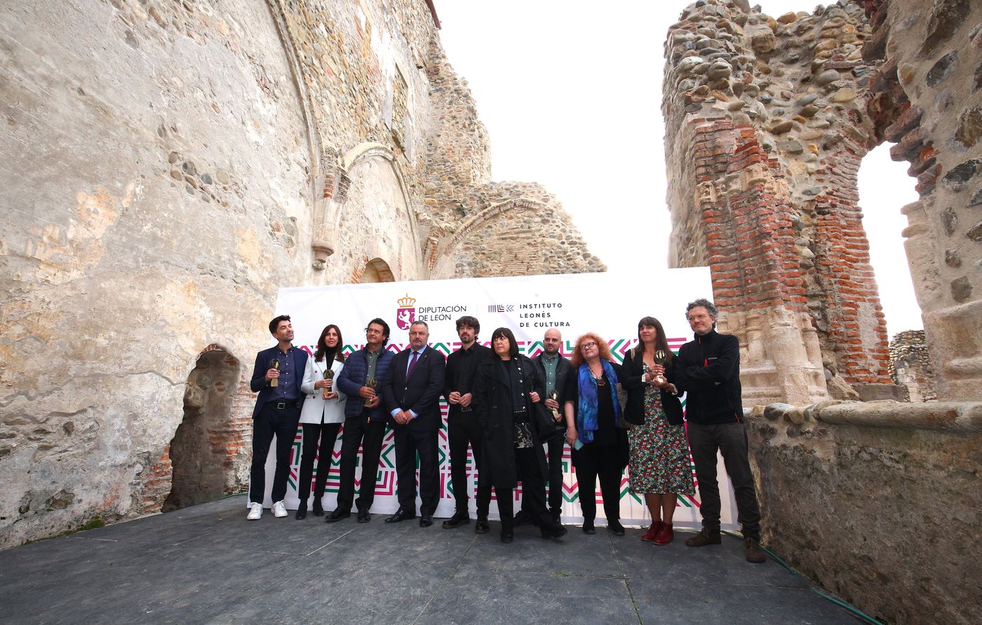 La cultura leonesa llegó, vio y venció en el Monasterio de Carracedo. Con la emoción de las primeras veces y la ilusión por la puesta de largo de unos premios que nacen este 2022 con el objetivo de perdurar en el tiempo, la primera edición de los Premios Concejo de la Cultura Leonesa no dejó indiferente a nadie. Un escenario, el del monasterio de Carracedo, y cinco premios símbolo del concejo y de ese trabajo común entre las artes conformaron la puesta en escena de la gala organizada por el Instituto Leonés de Cultura que citó a los mayores exponentes de la cultura leonesa.