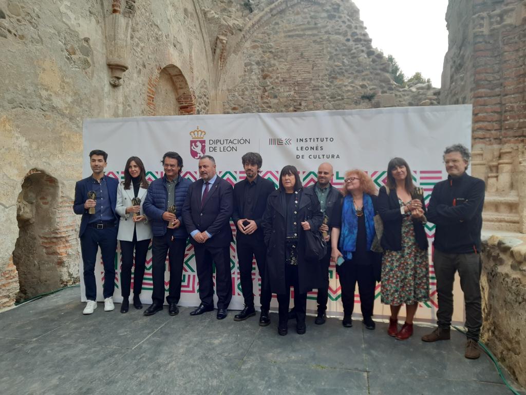 La cultura leonesa llegó, vio y venció en el Monasterio de Carracedo. Con la emoción de las primeras veces y la ilusión por la puesta de largo de unos premios que nacen este 2022 con el objetivo de perdurar en el tiempo, la primera edición de los Premios Concejo de la Cultura Leonesa no dejó indiferente a nadie. Un escenario, el del monasterio de Carracedo, y cinco premios símbolo del concejo y de ese trabajo común entre las artes conformaron la puesta en escena de la gala organizada por el Instituto Leonés de Cultura que citó a los mayores exponentes de la cultura leonesa.