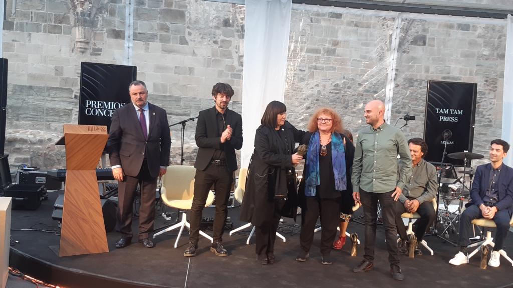 La cultura leonesa llegó, vio y venció en el Monasterio de Carracedo. Con la emoción de las primeras veces y la ilusión por la puesta de largo de unos premios que nacen este 2022 con el objetivo de perdurar en el tiempo, la primera edición de los Premios Concejo de la Cultura Leonesa no dejó indiferente a nadie. Un escenario, el del monasterio de Carracedo, y cinco premios símbolo del concejo y de ese trabajo común entre las artes conformaron la puesta en escena de la gala organizada por el Instituto Leonés de Cultura que citó a los mayores exponentes de la cultura leonesa.