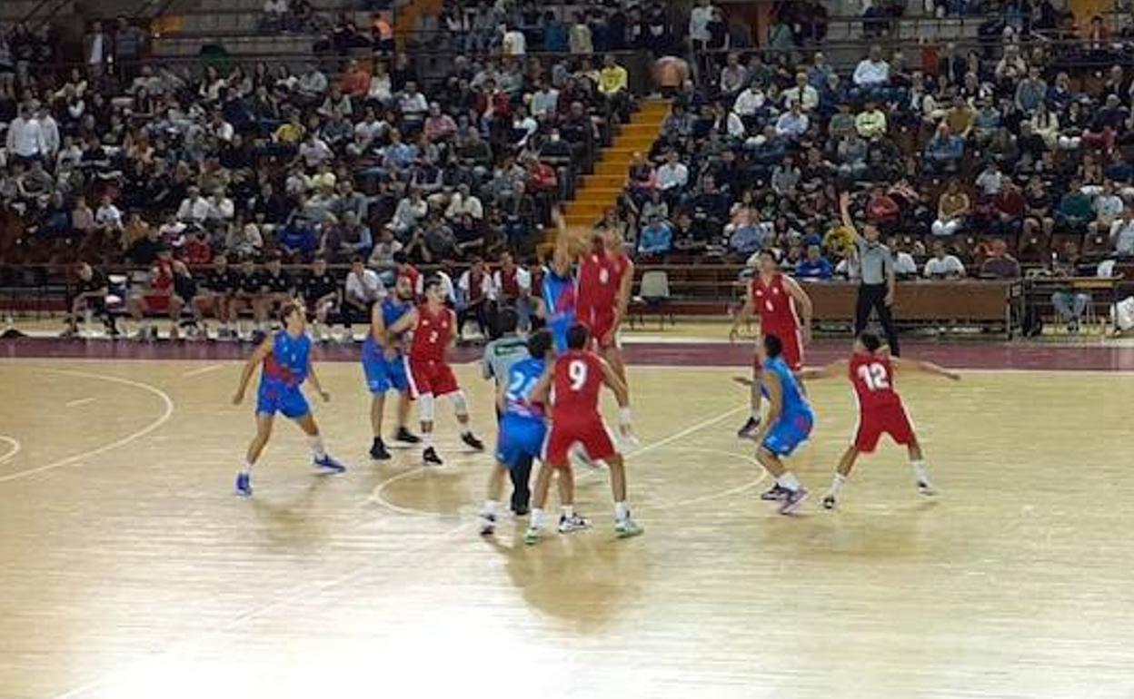 Un momento de la final en el Palacio de los Depotres entre la Cultural y el Filipense.