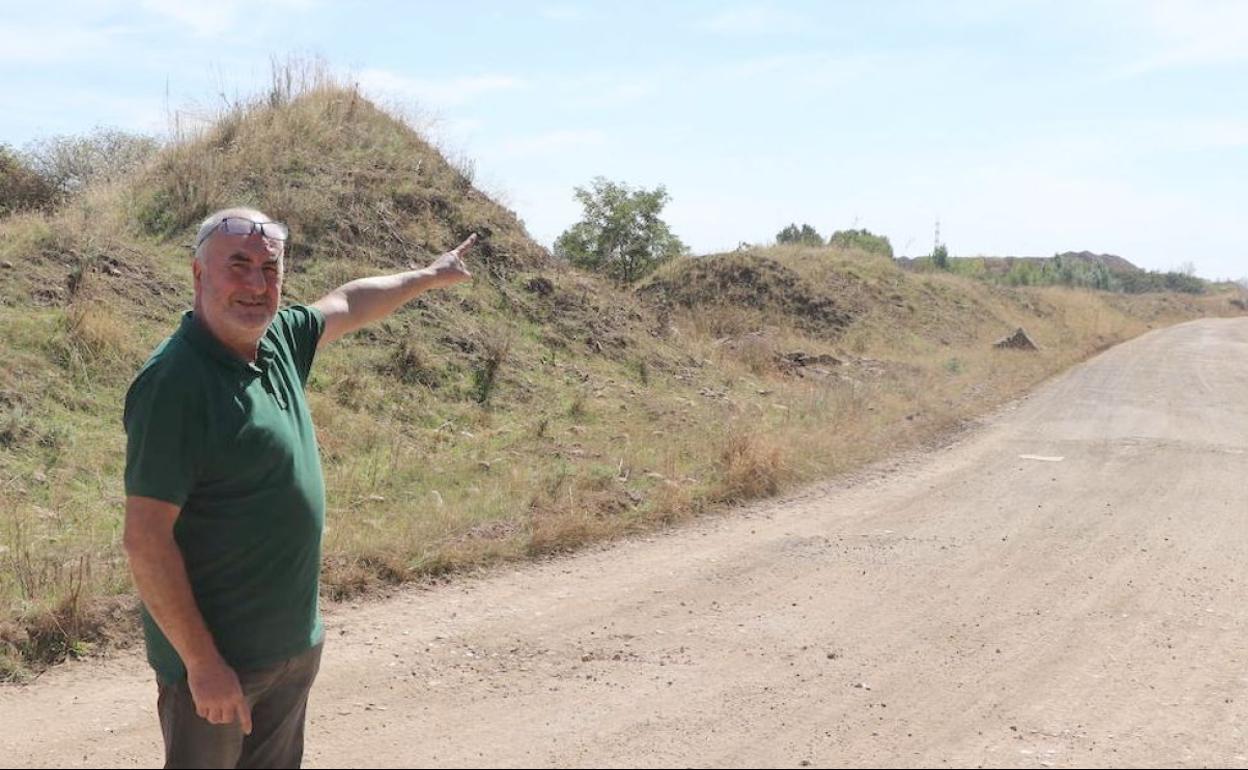 Isidro Ferrero, uno de los representantes del movimiento vecinal, muestra el área en el que se ubicará la macroplanta. Los vecinos piden compensaciones, empleo e infraestructuras para asumir el proyecto. 