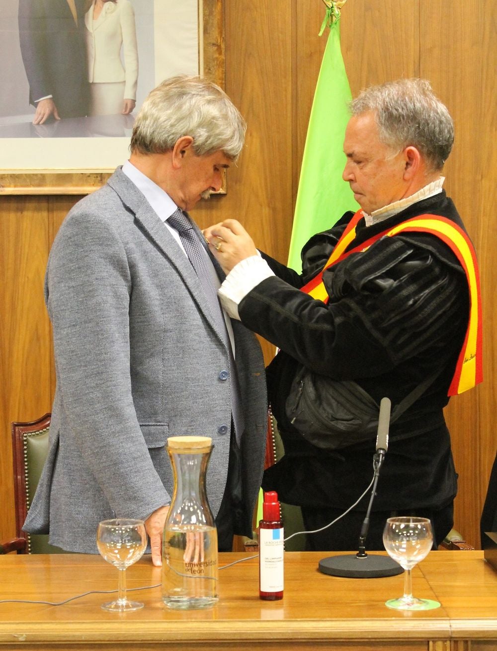 El Aula Magna de la Universidad de León (ULE) ha acogido esta tarde el acto de recepción y bienvenida que el rector Juan Francisco García Marín ha brindado a la asociación TunaEspaña, que celebra este fin de semana una de sus reuniones o 'juntamientos' en la ciudad de León.