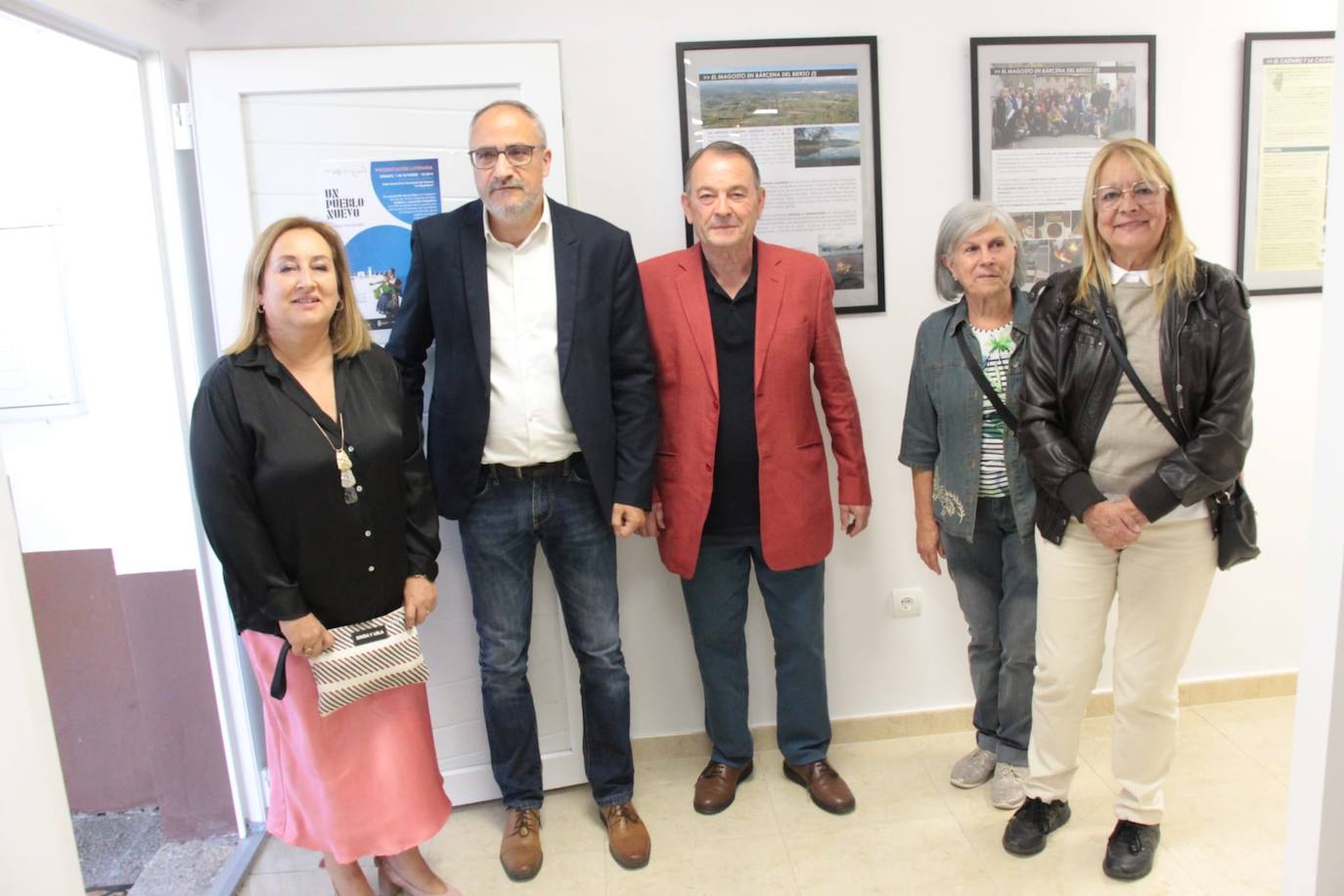 Bárcena del Bierzo repasa sus 60 años de historia de la mano del libro 'Un pueblo nuevo'.
