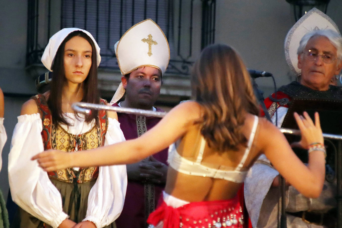 Las doncellas de León rugen ante el Emir