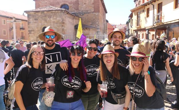 Galería. Las peñas vuelven a llenar las calles de León en el pistoletazo de salida de San Froilán.