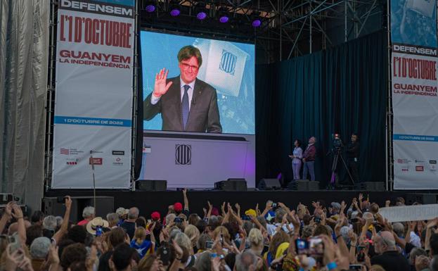 El expresidente de la Generalitat, Carles Puigdemont, durante la manifestación para conmemorar el 5º Aniversario del referéndum ilegal de autodeterminación. 