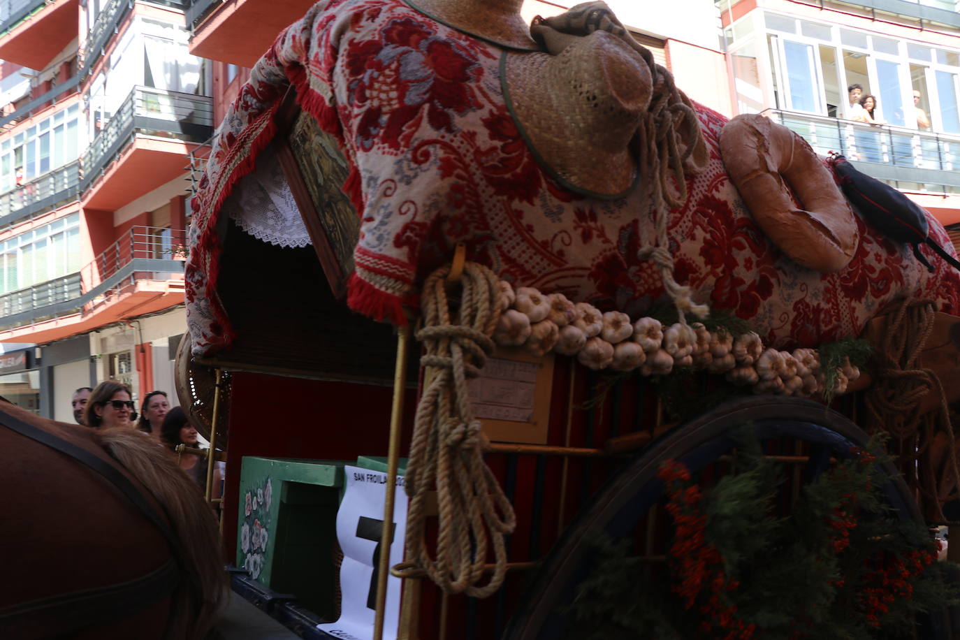 Los carros engalanados toman las calles de León.