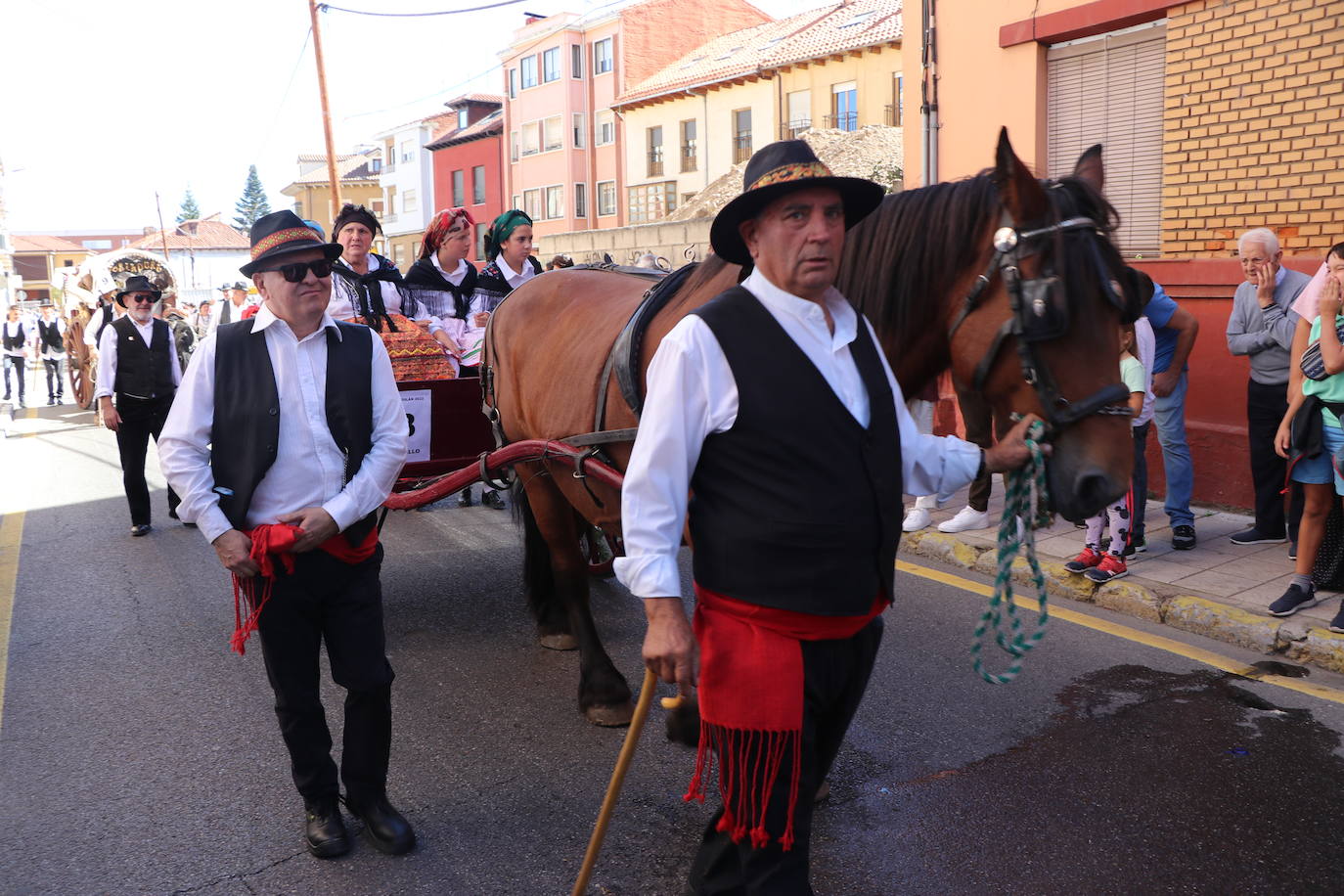 Los carros engalanados toman las calles de León.