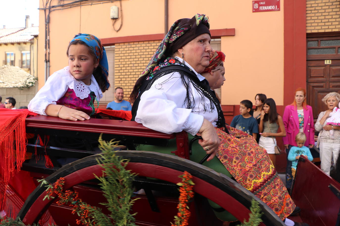 Los carros engalanados toman las calles de León.