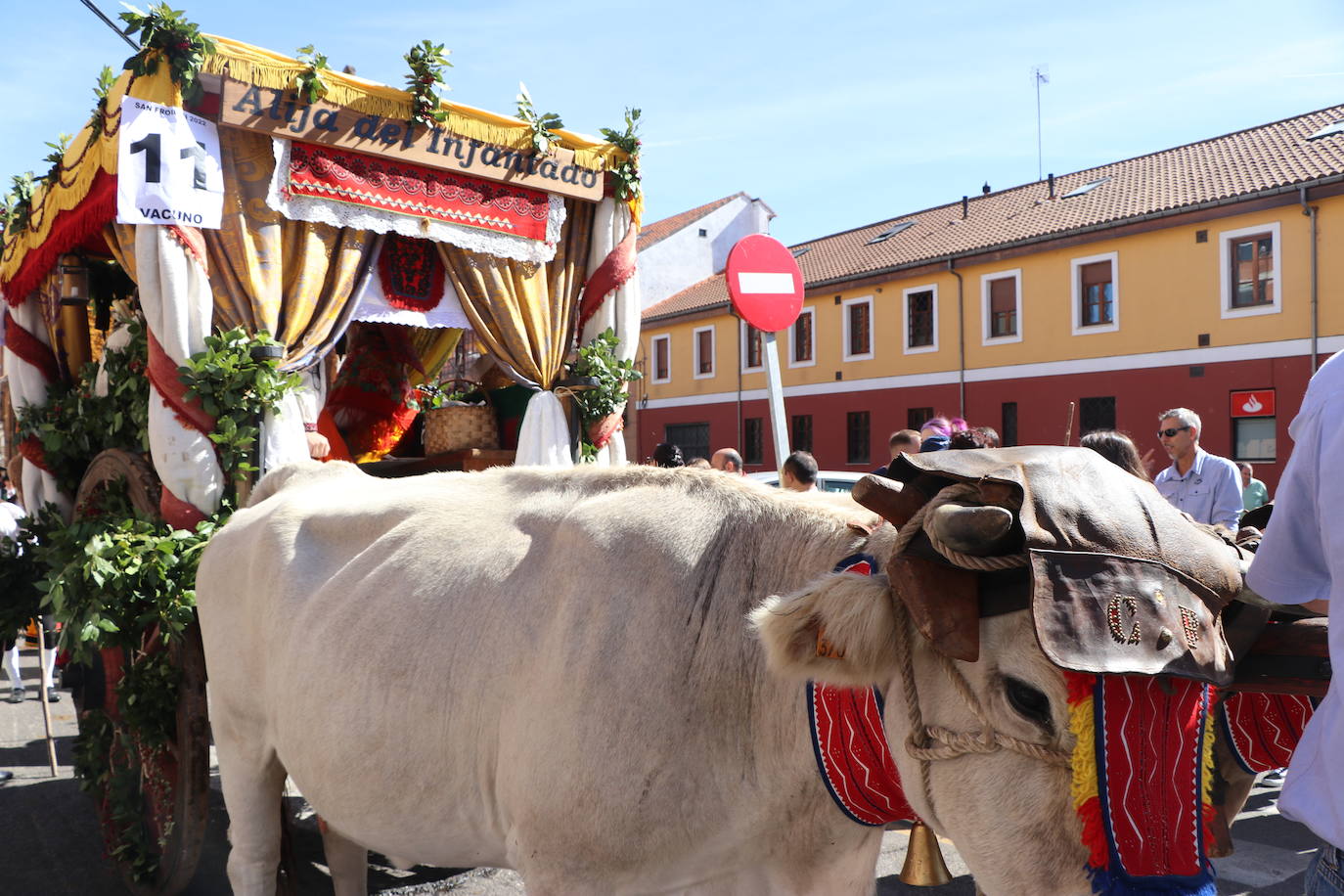 Los carros engalanados toman las calles de León.